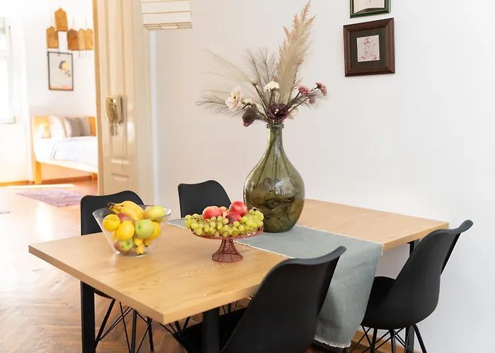 85M Large, Bright And Cozy Bona Apartment