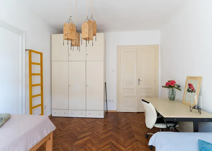 85M Large, Bright And Cozy Bona Apartment