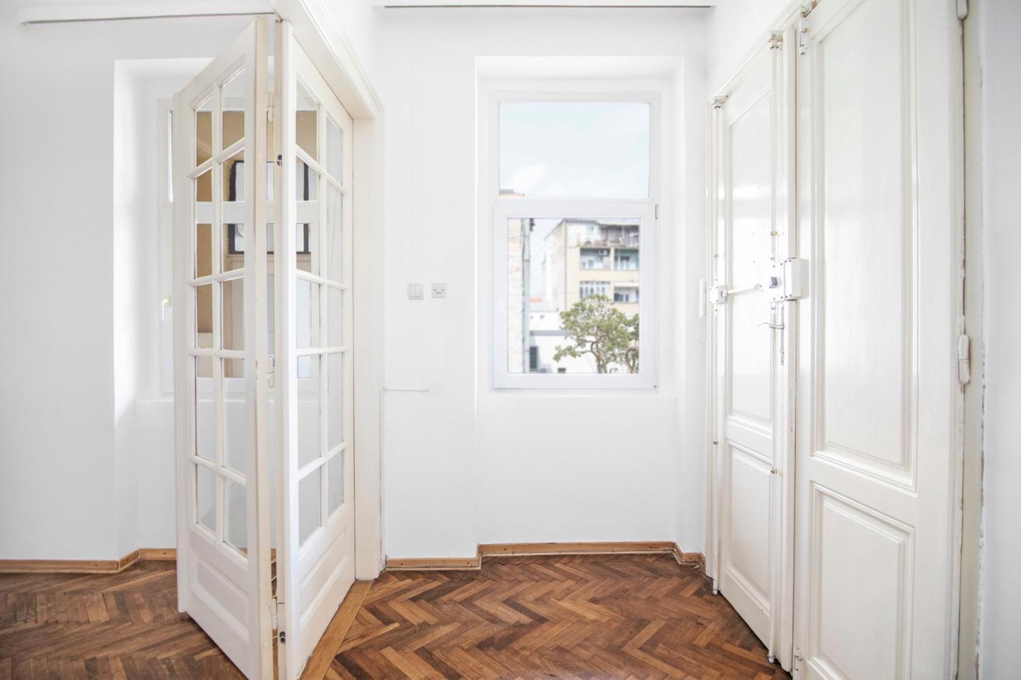 85M Large, Bright And Cozy Bona Apartment